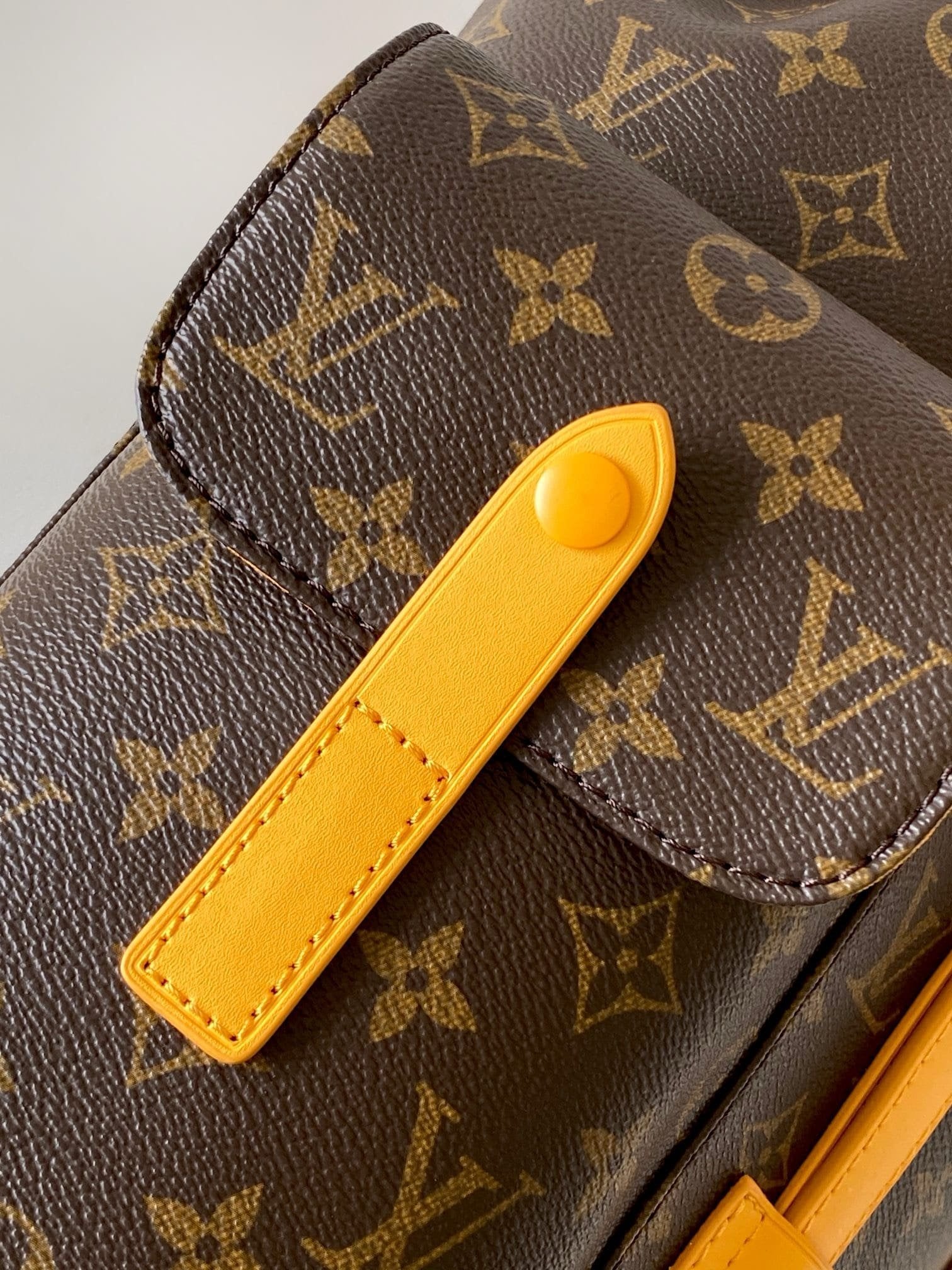Louis Vuitton M13202 Christopher MM