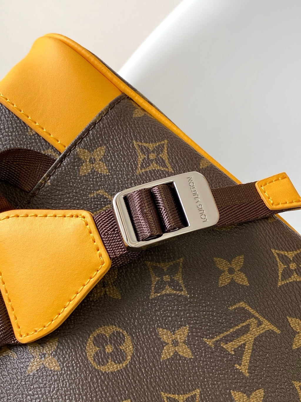 Louis Vuitton M13202 Christopher MM