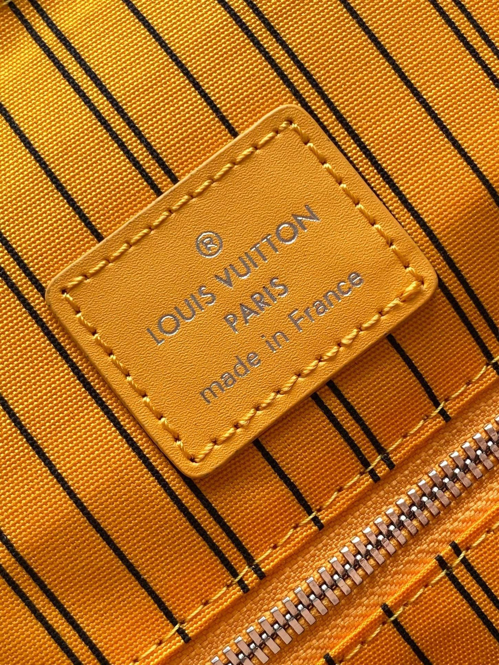 Louis Vuitton M13202 Christopher MM