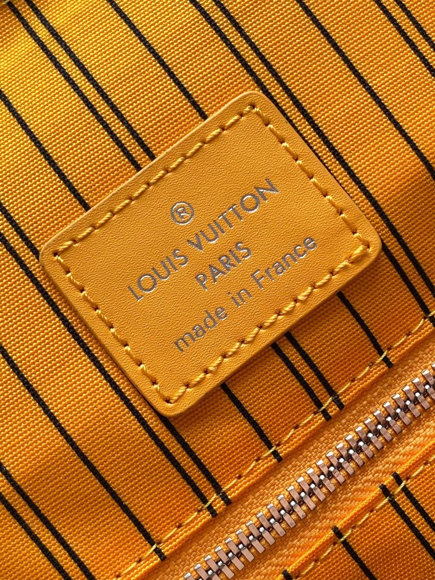 Louis Vuitton M13202 Christopher MM