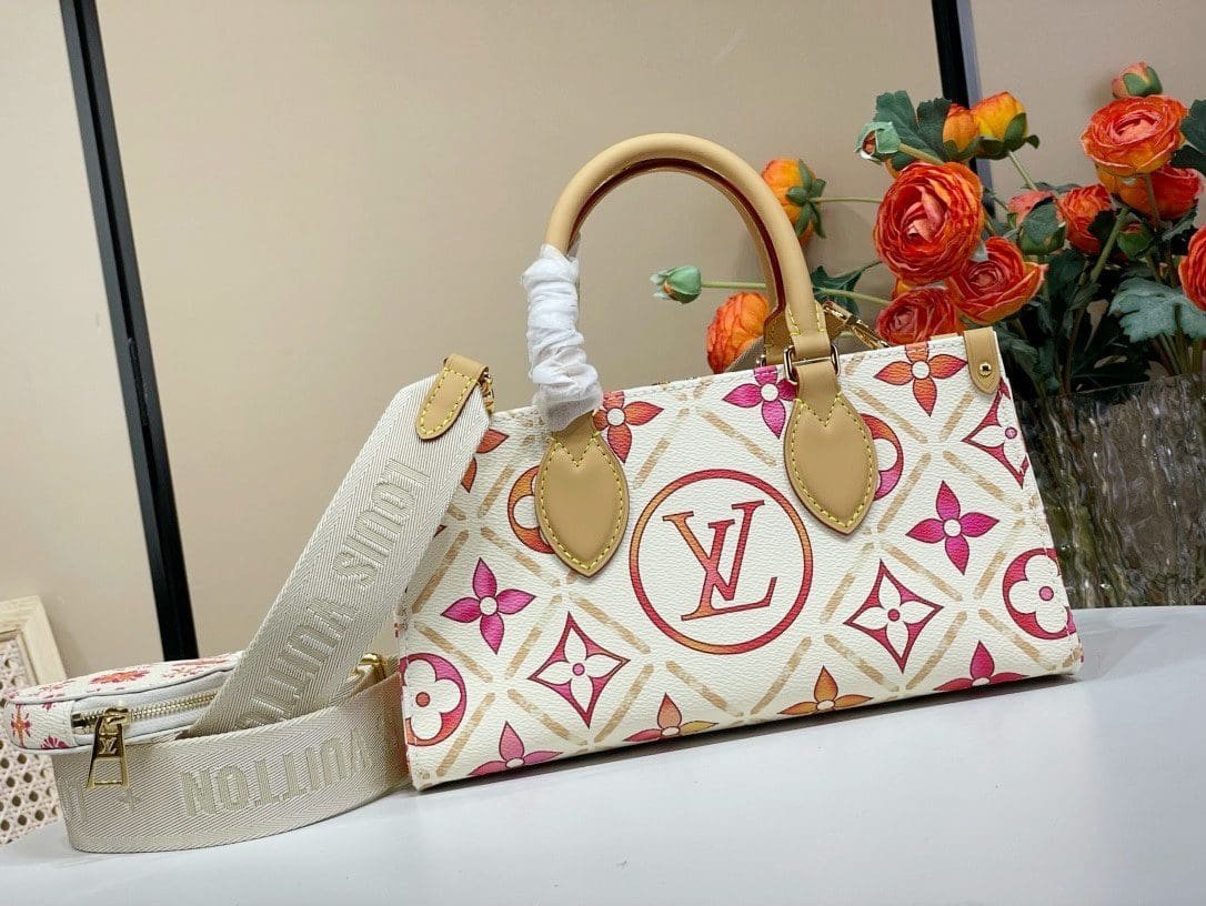 Louis Vuitton M25318 OnTheGo East West
