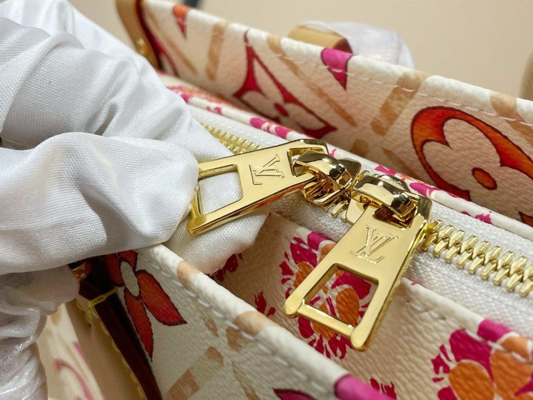 Louis Vuitton M25318 OnTheGo East West
