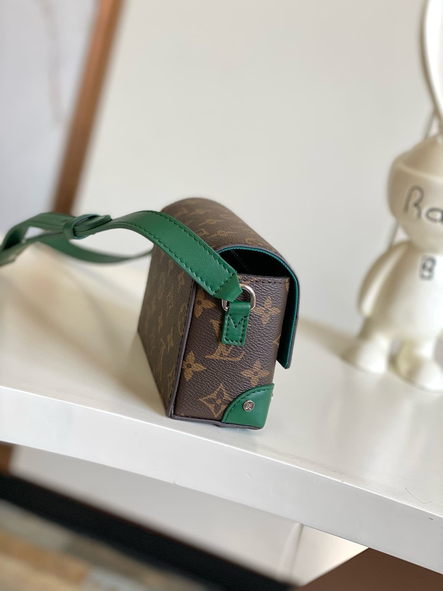 Louis Vuitton M12808 Steamer Wearable Wallet