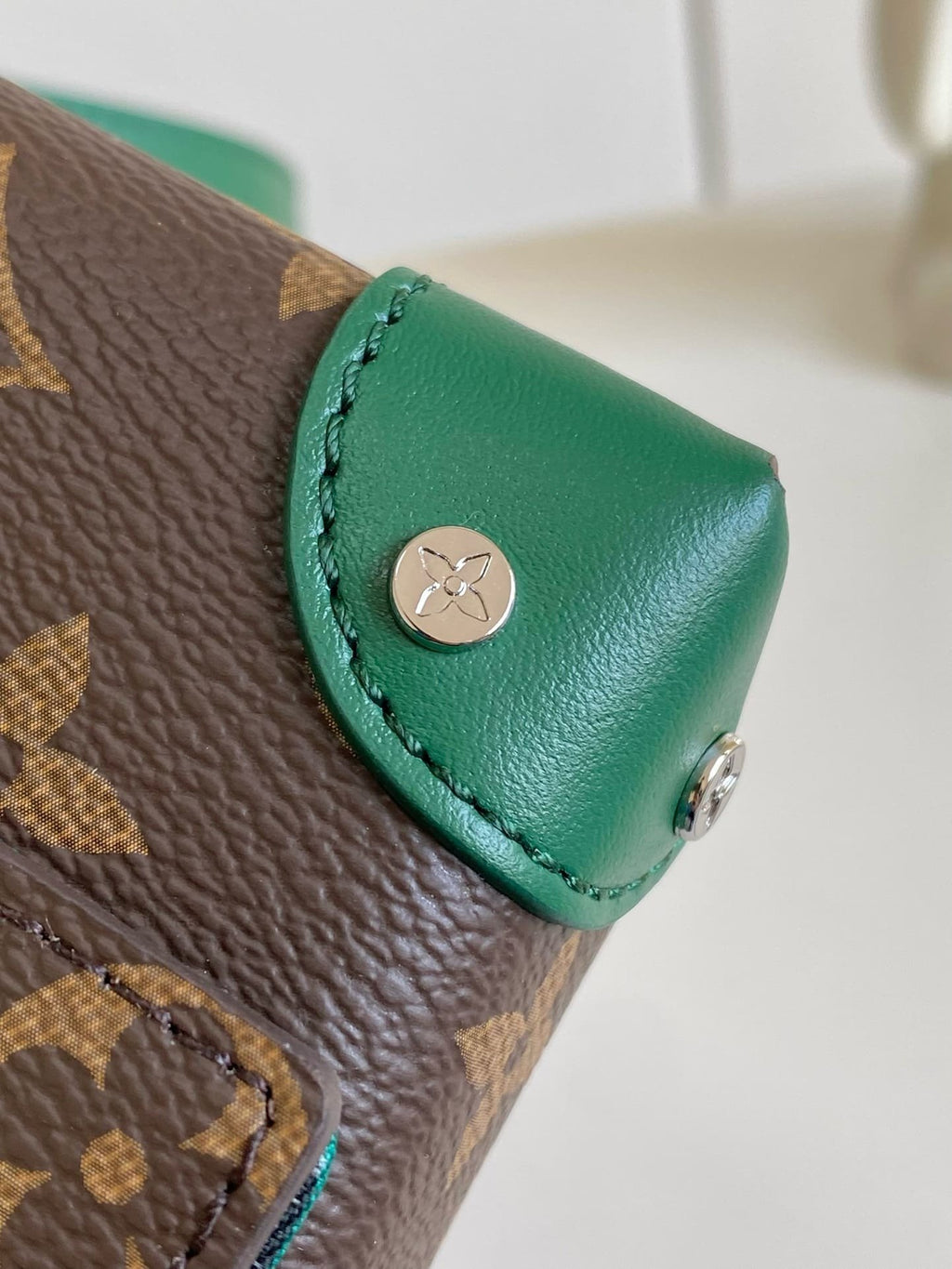 Louis Vuitton M12808 Steamer Wearable Wallet