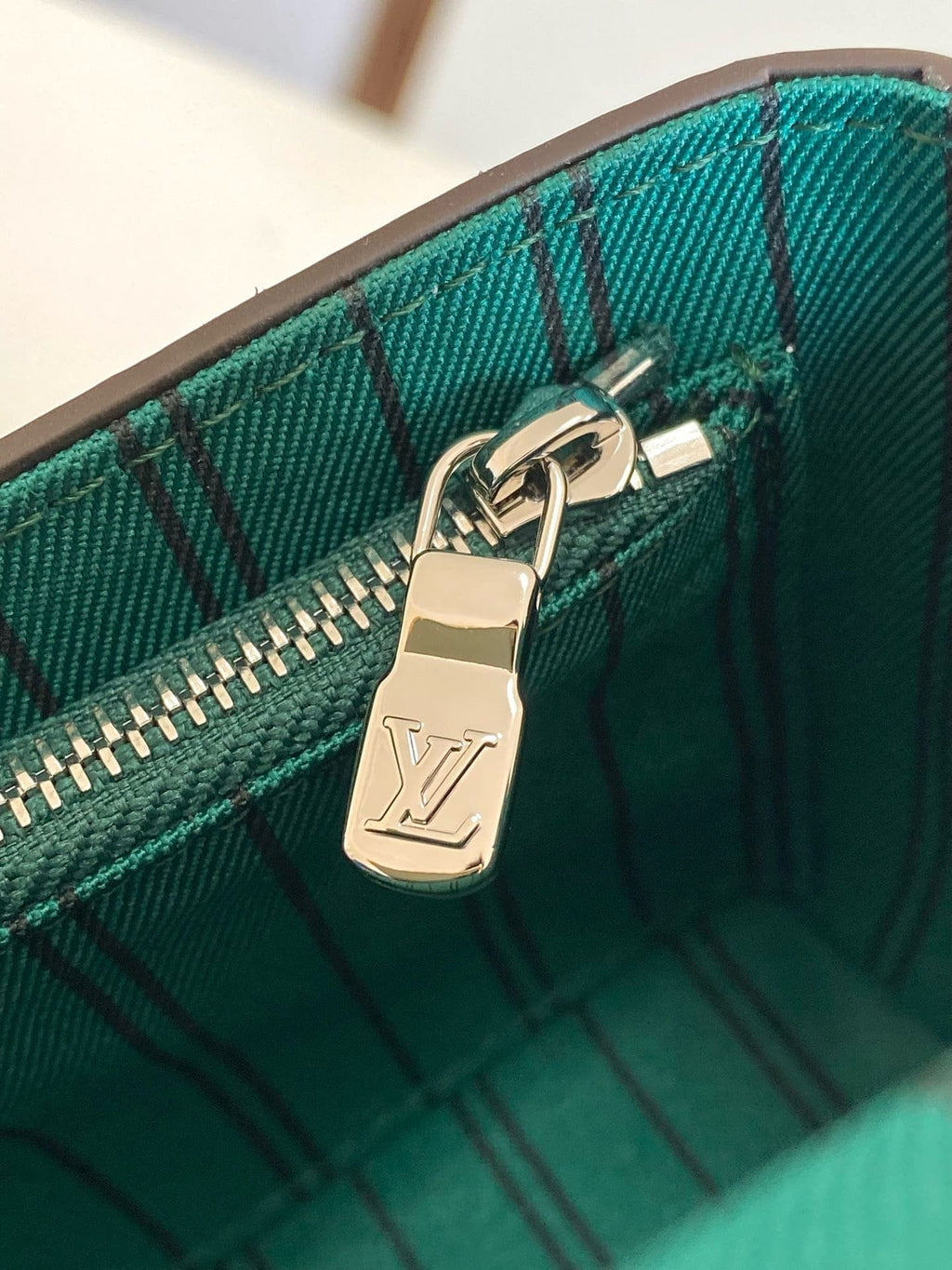 Louis Vuitton M12808 Steamer Wearable Wallet