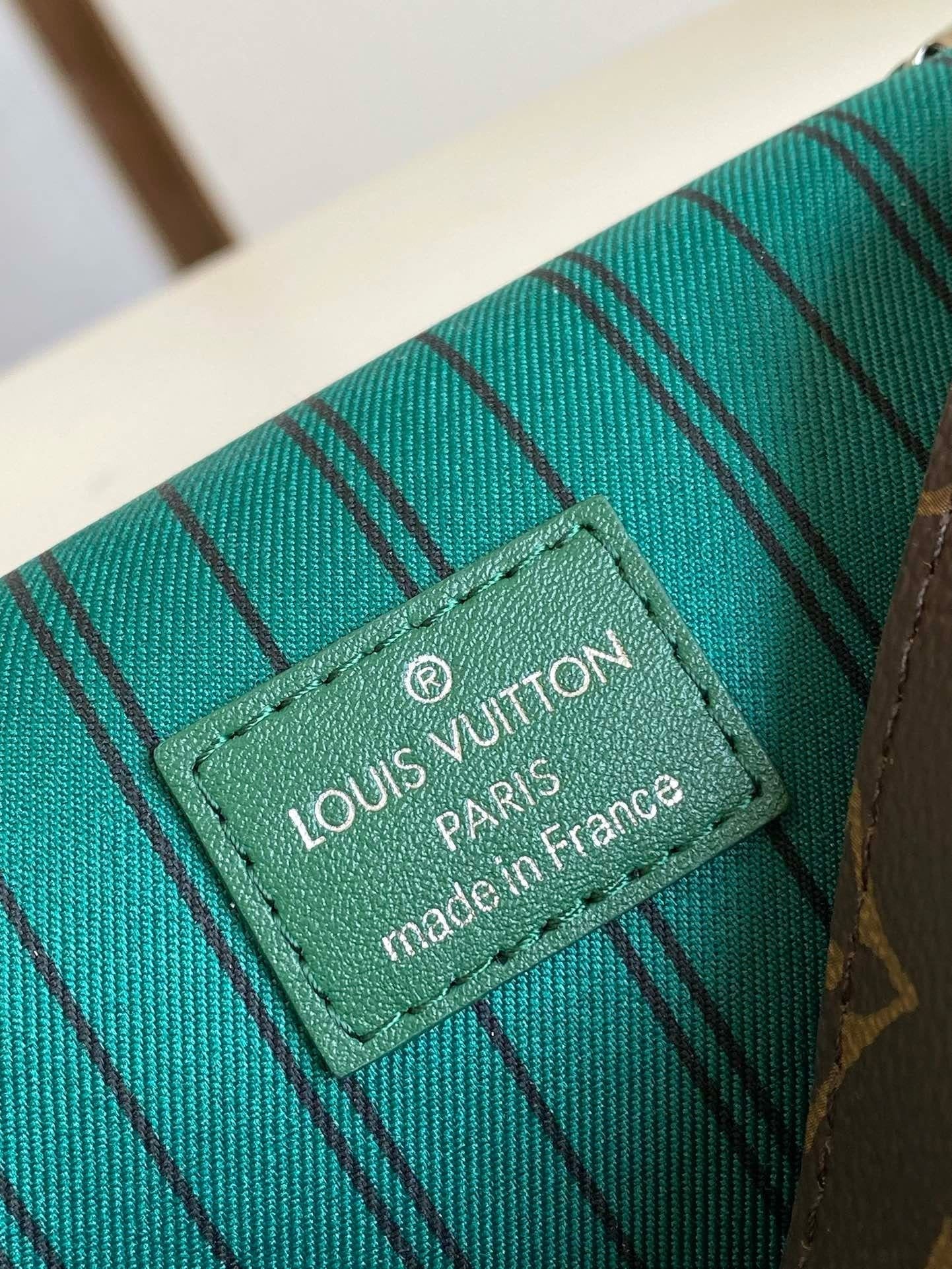 Louis Vuitton M12808 Steamer Wearable Wallet