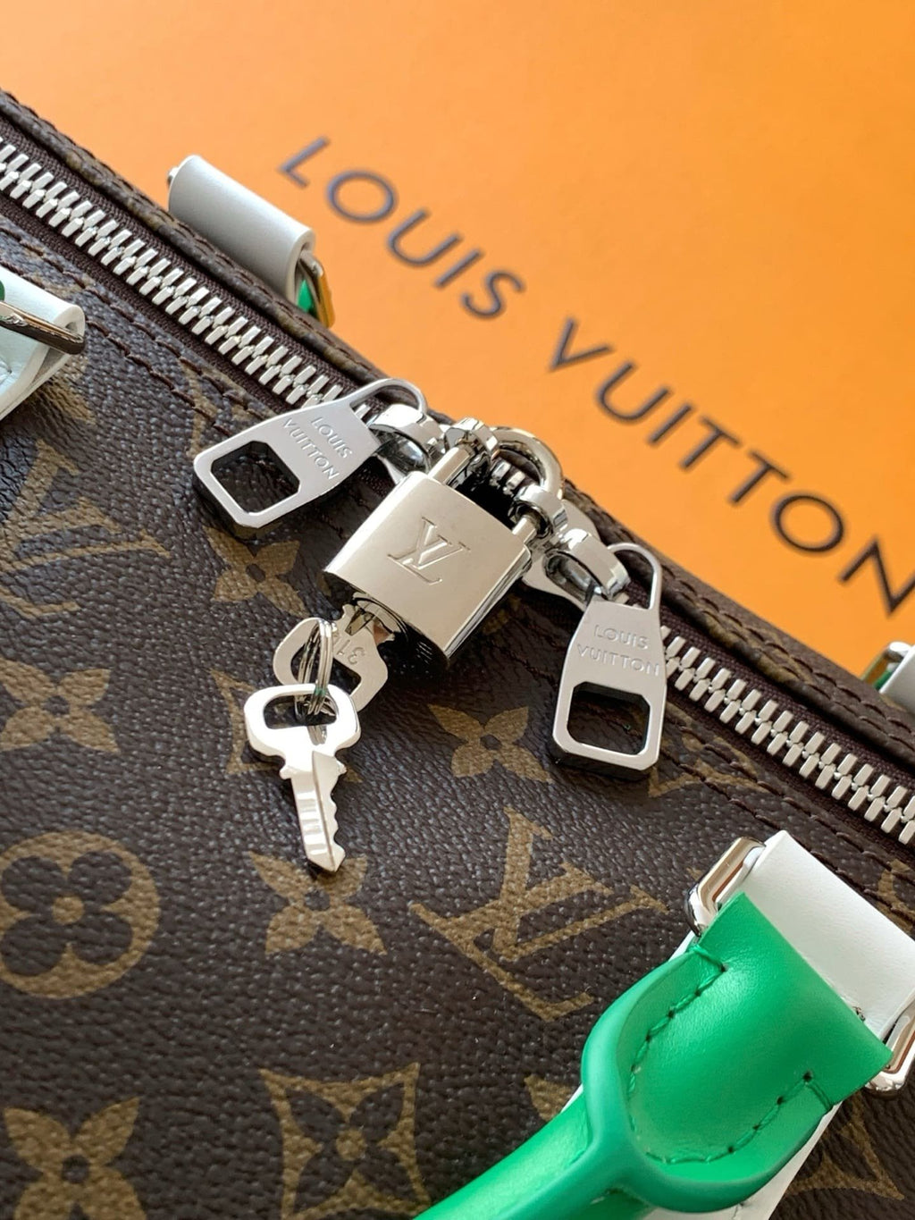 Louis Vuitton M13926 Keepall Bandoulière 50