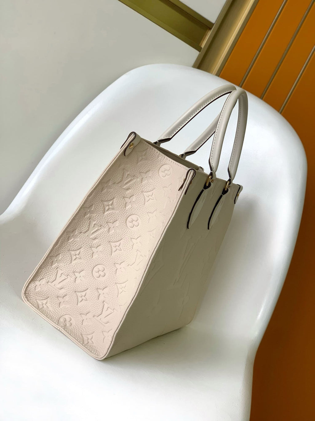 Louis Vuitton M46531 OnTheGo MM