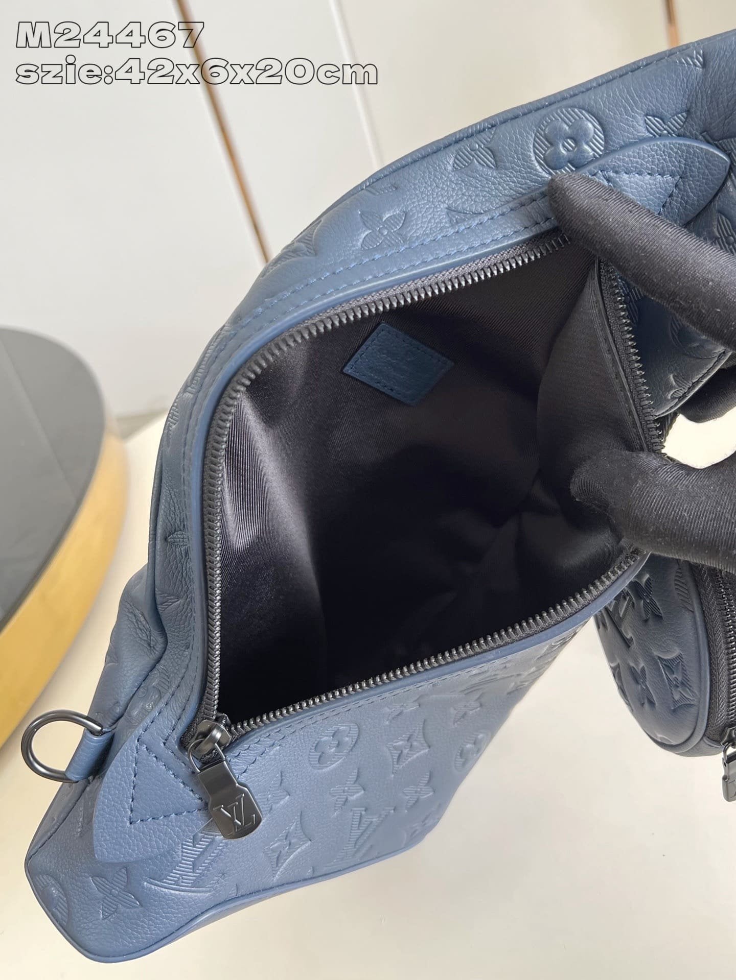 Louis Vuitton M24467 Duo Slingbag