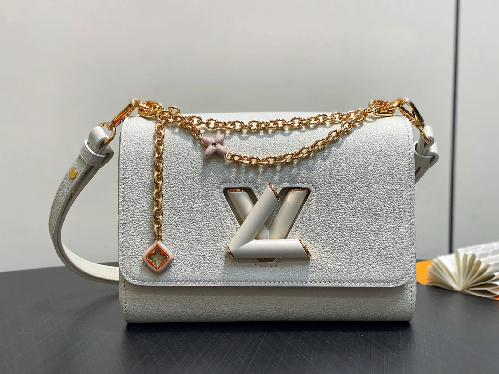 Louis Vuitton M14341 Twist MM Slim