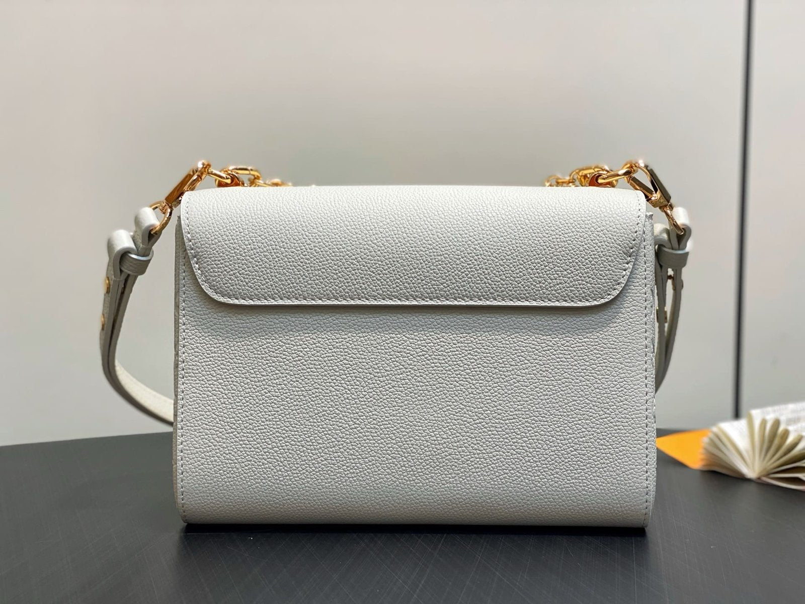 Louis Vuitton M14341 Twist MM Slim