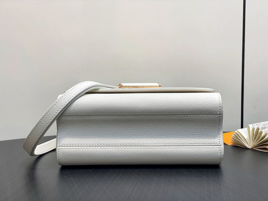 Louis Vuitton M14341 Twist MM Slim