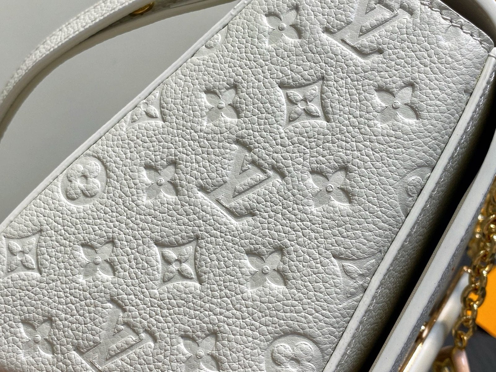 Louis Vuitton M14341 Twist MM Slim