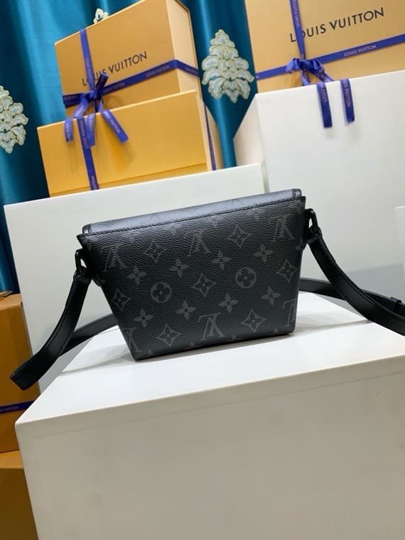 Louis Vuitton M12806 Pulse Wearable Wallet