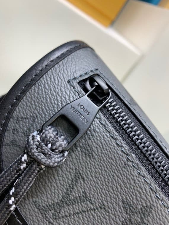 Louis Vuitton M12806 Pulse Wearable Wallet