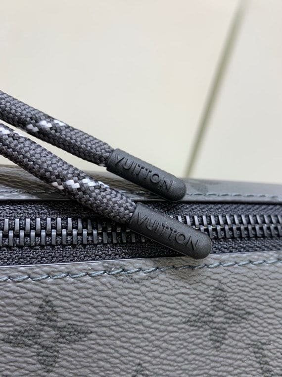 Louis Vuitton M12806 Pulse Wearable Wallet