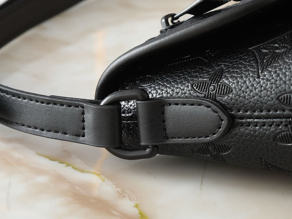 Louis Vuitton M12636 Pulse Wearable Wallet