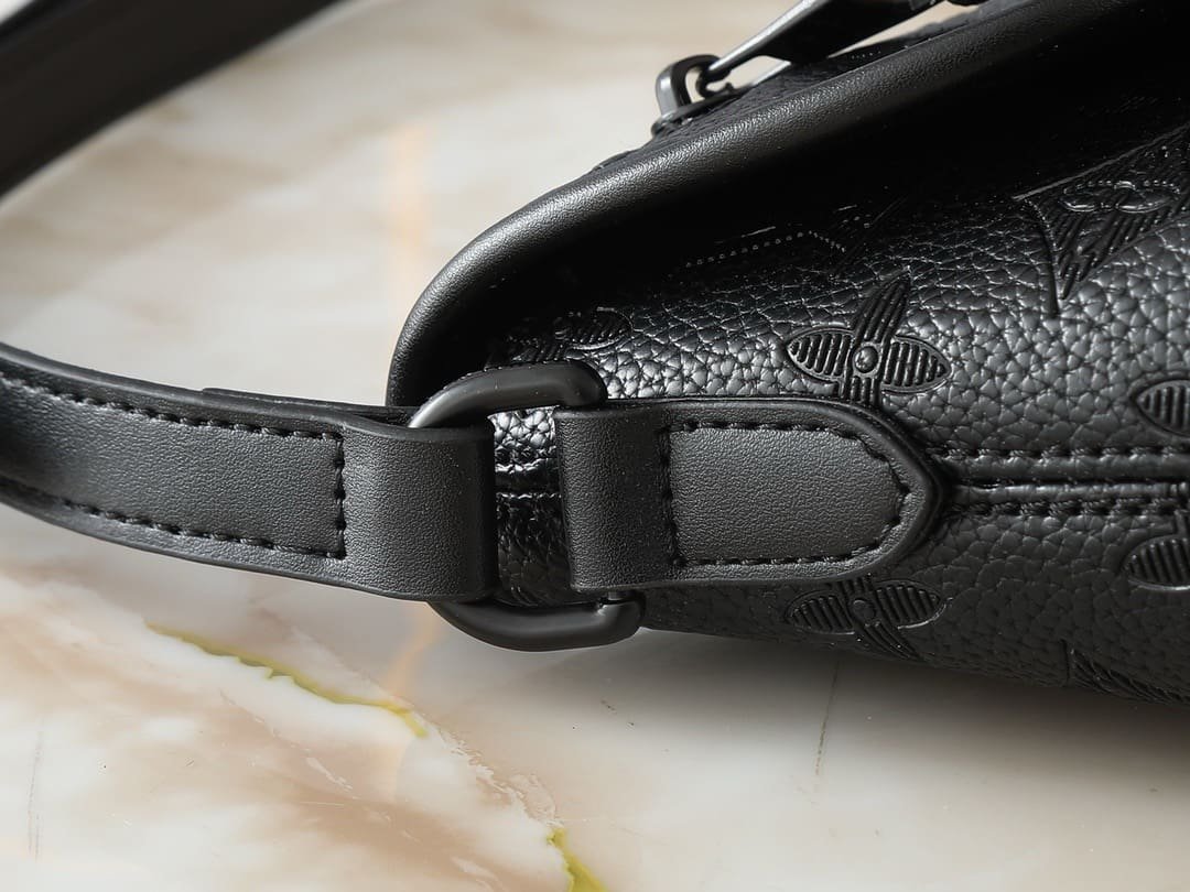 Louis Vuitton M12636 Pulse Wearable Wallet