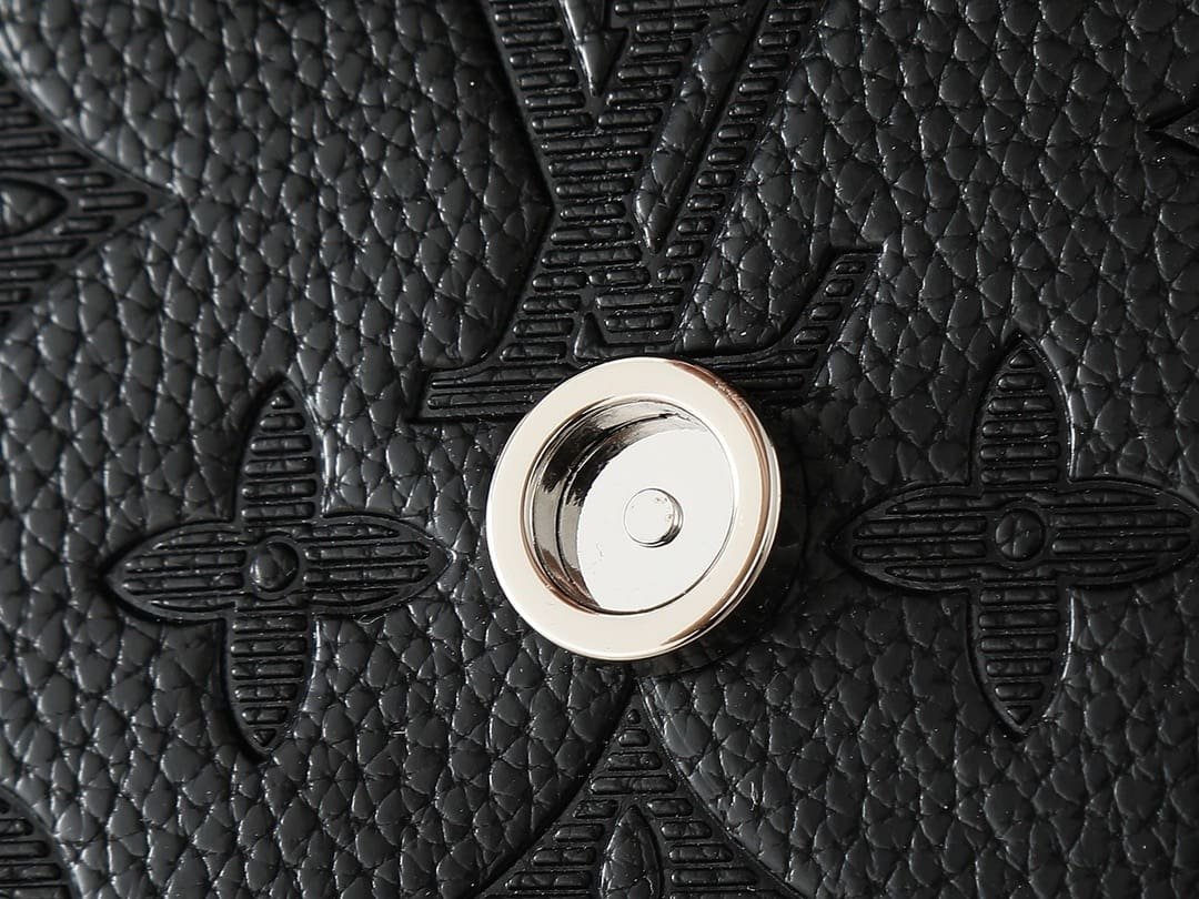 Louis Vuitton M12636 Pulse Wearable Wallet