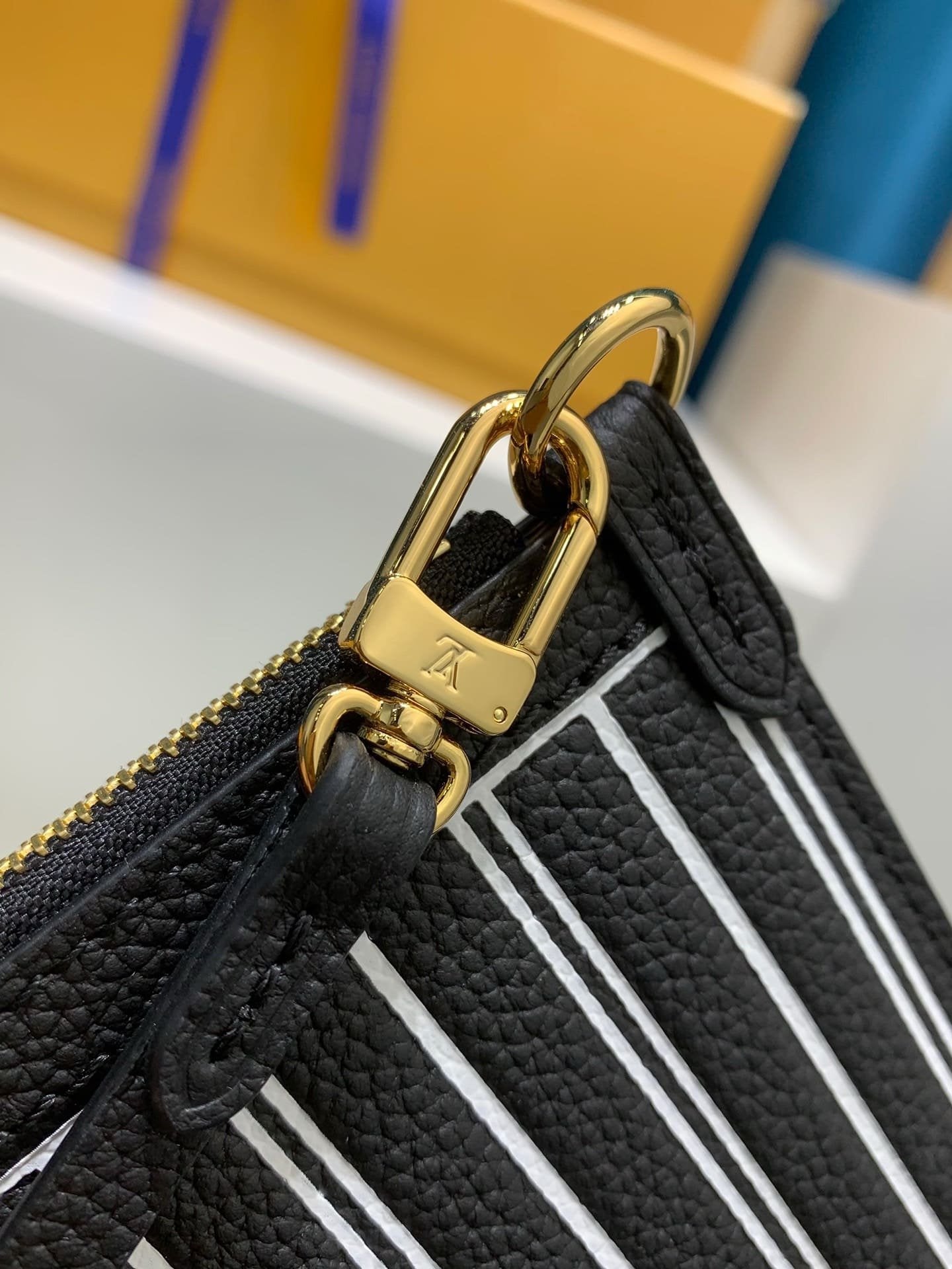 Louis Vuitton M11946 Neverfull Inside Out MM