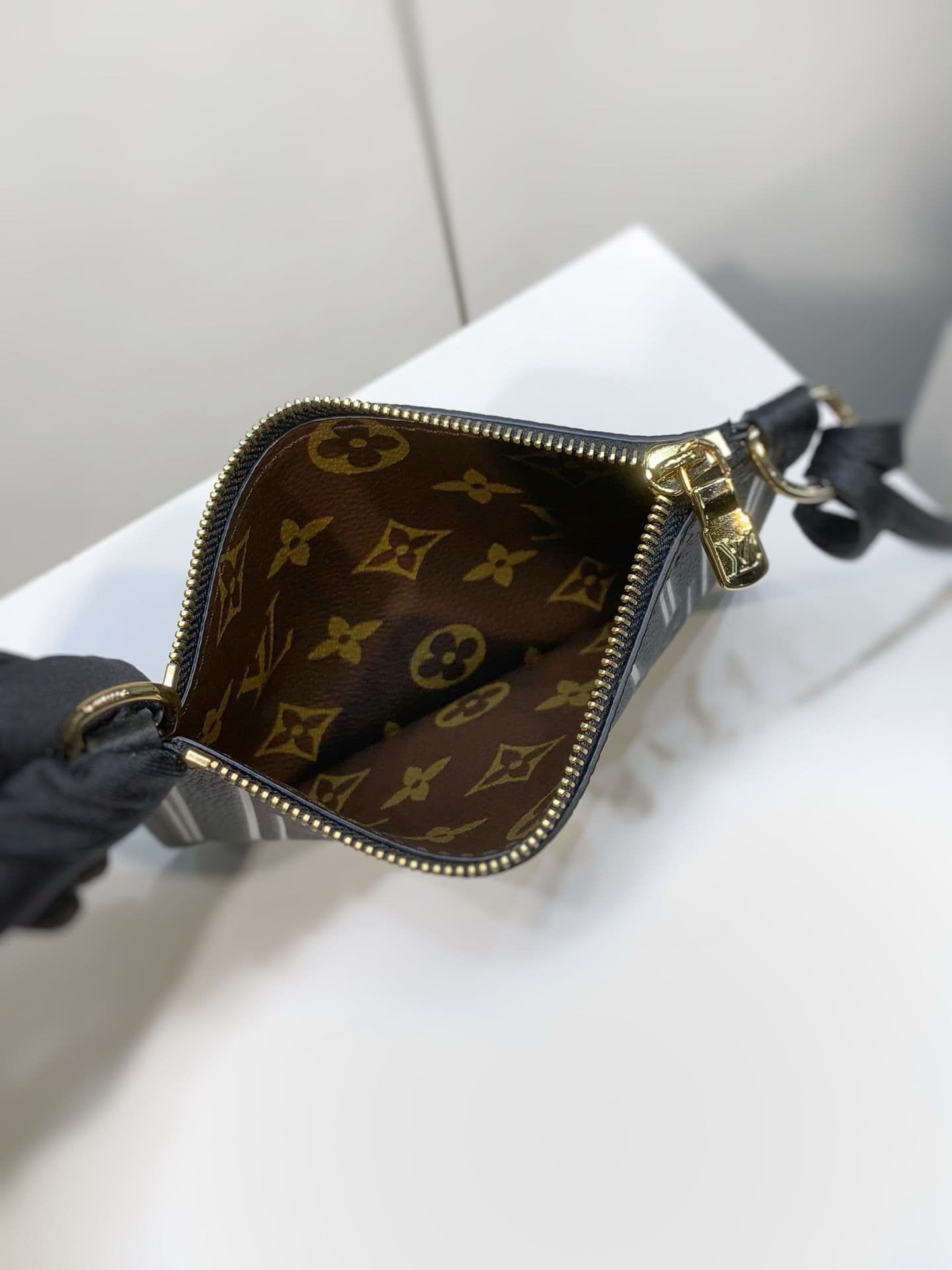 Louis Vuitton M12099 Neverfull Bandoulière Inside Out BB