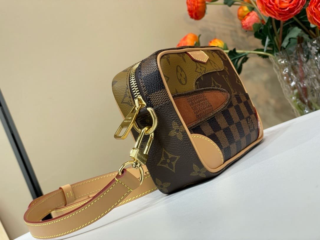 Louis Vuitton M26020 Trocadéro Wearable Wallet