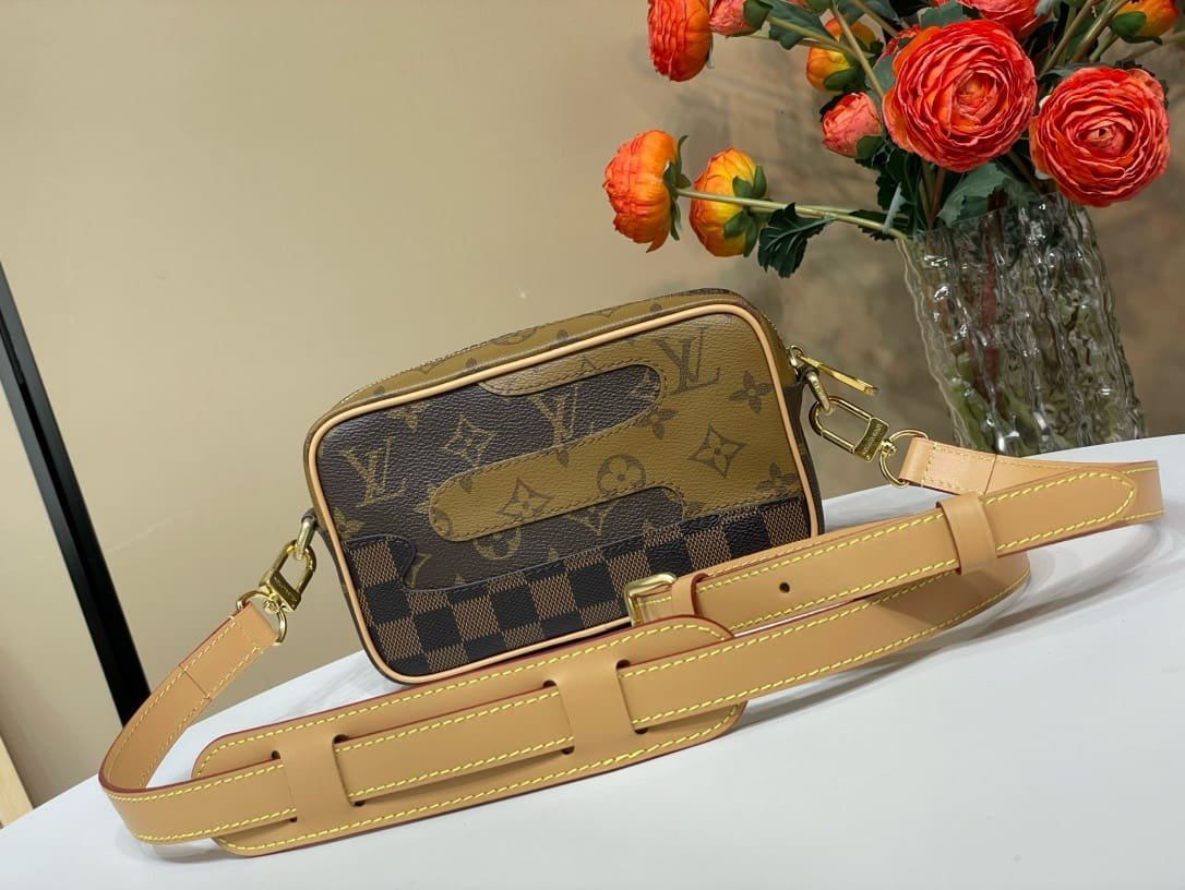 Louis Vuitton M26020 Trocadéro Wearable Wallet