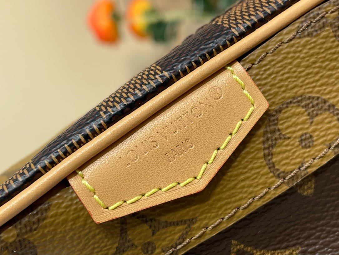 Louis Vuitton M26020 Trocadéro Wearable Wallet