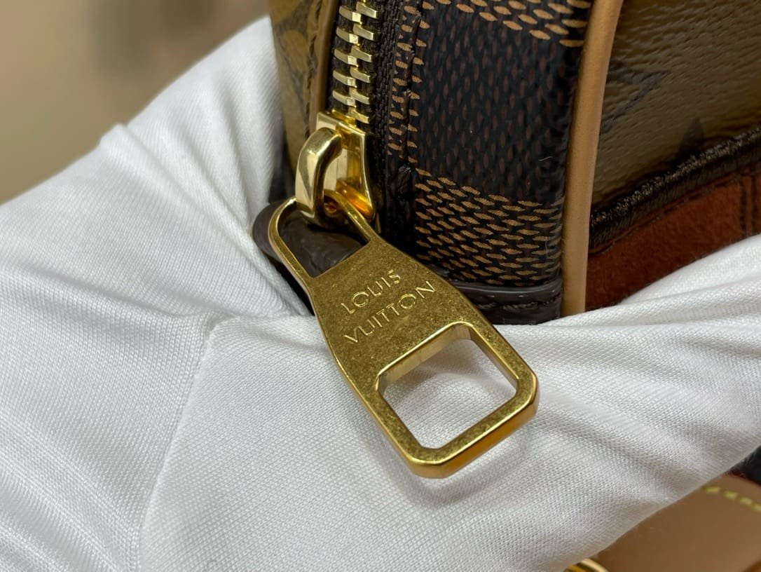 Louis Vuitton M26020 Trocadéro Wearable Wallet