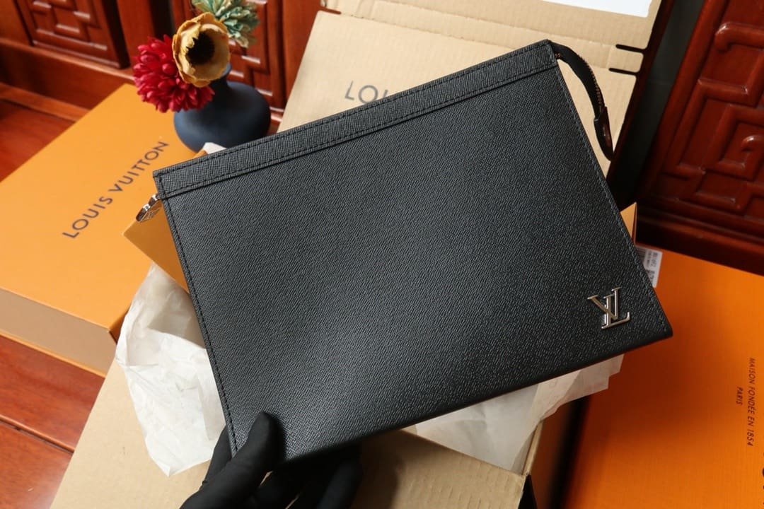 Louis Vuitton M30450 Pochette Voyage