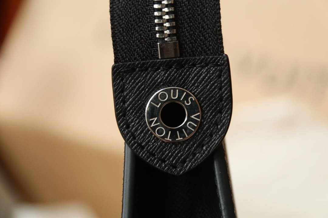 Louis Vuitton M30450 Pochette Voyage
