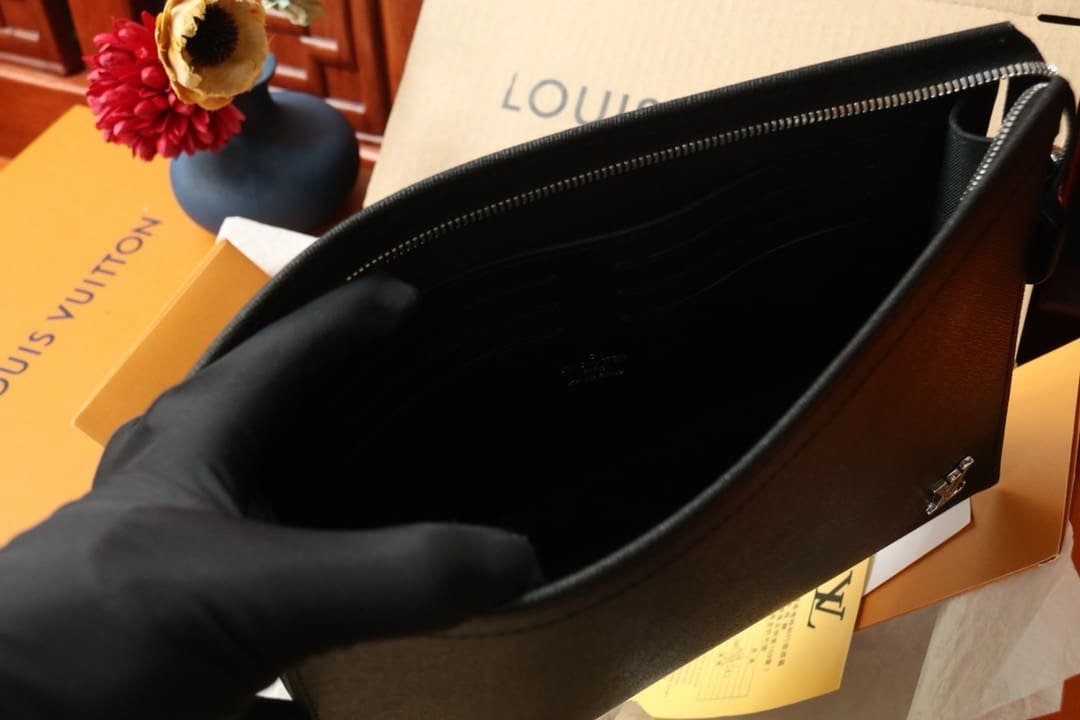 Louis Vuitton M30450 Pochette Voyage