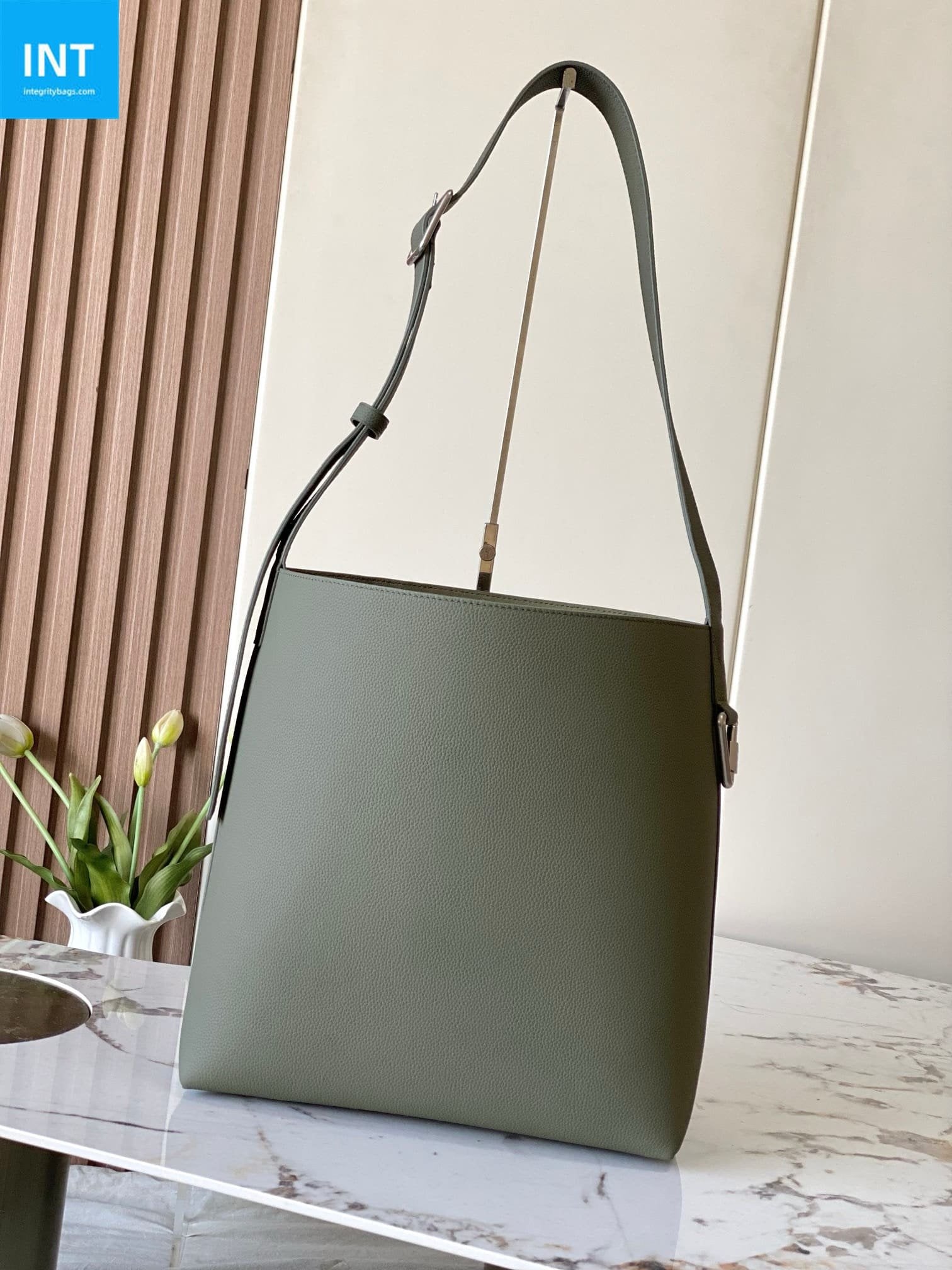 Louis Vuitton M26747 Verso Hobo