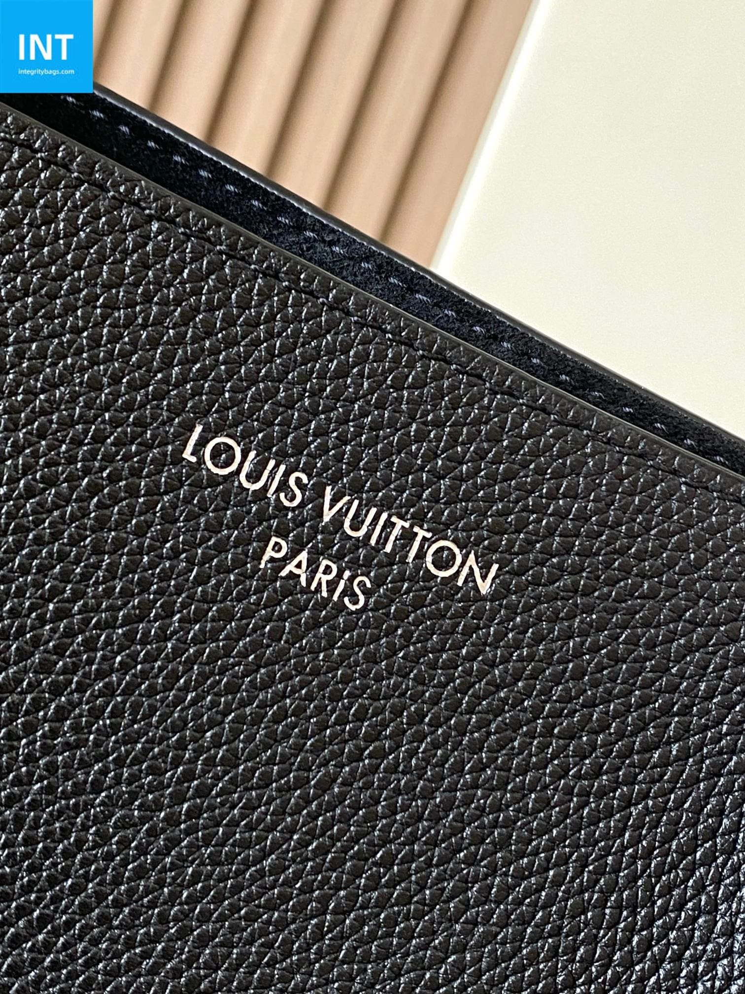 Louis Vuitton M27022 Verso Hobo