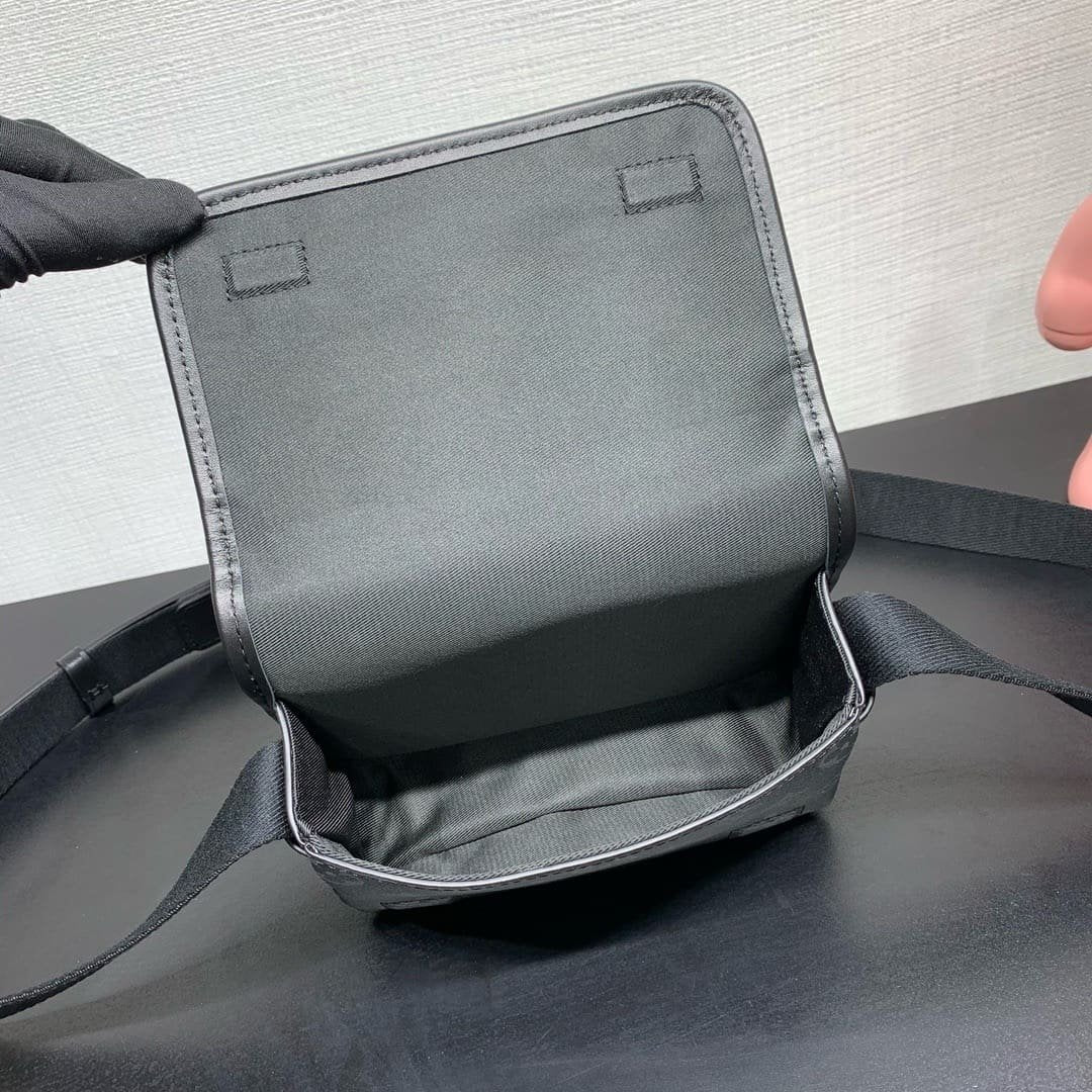 Louis Vuitton M12599 Bosphore Wearable Wallet