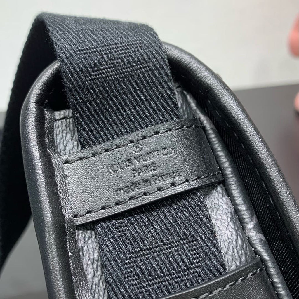 Louis Vuitton M12599 Bosphore Wearable Wallet