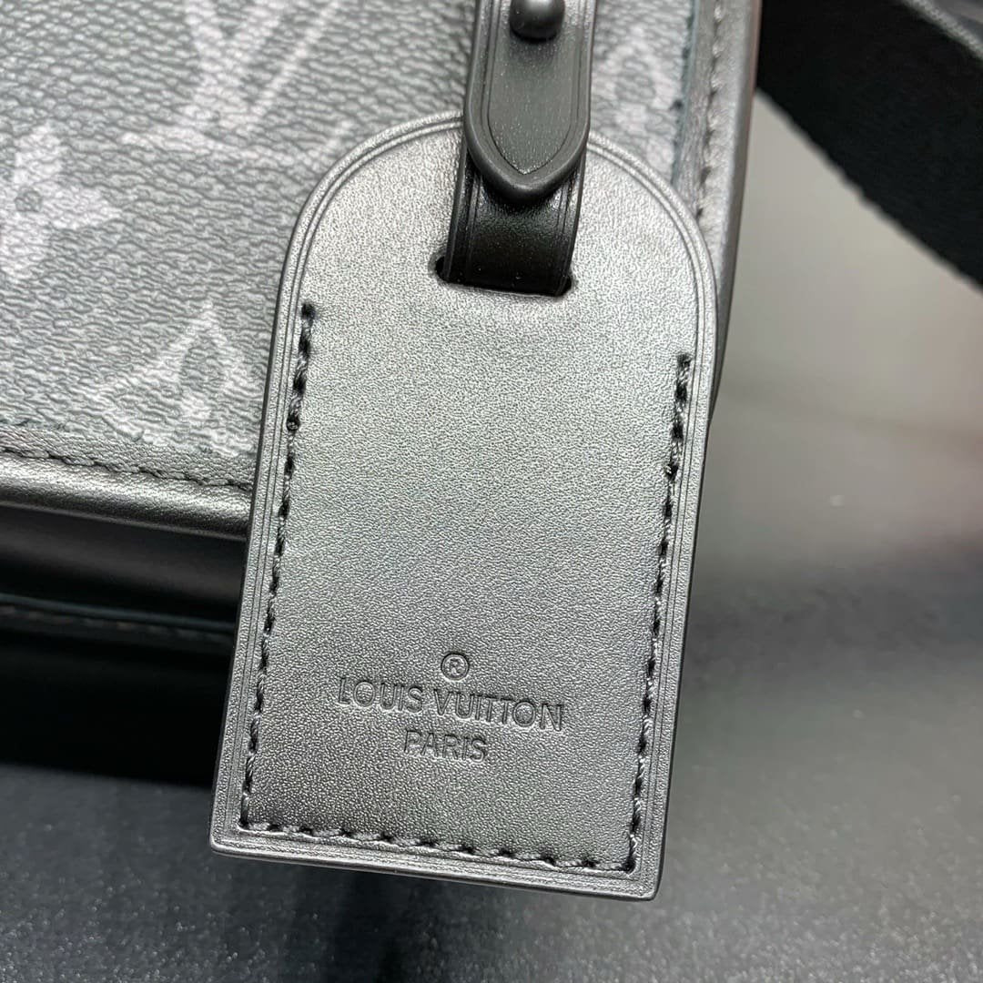 Louis Vuitton M12599 Bosphore Wearable Wallet