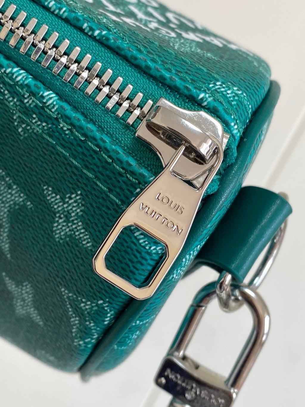 Louis Vuitton M12684 Keepall Bandoulière 25
