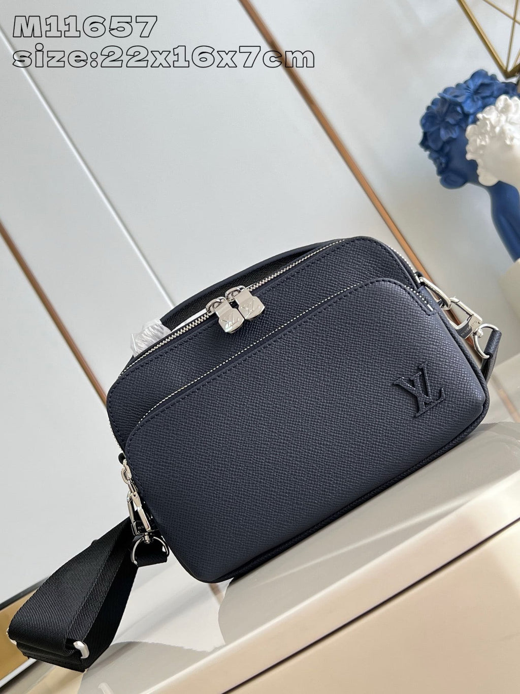 Louis Vuitton M11657 Avenue Messenger