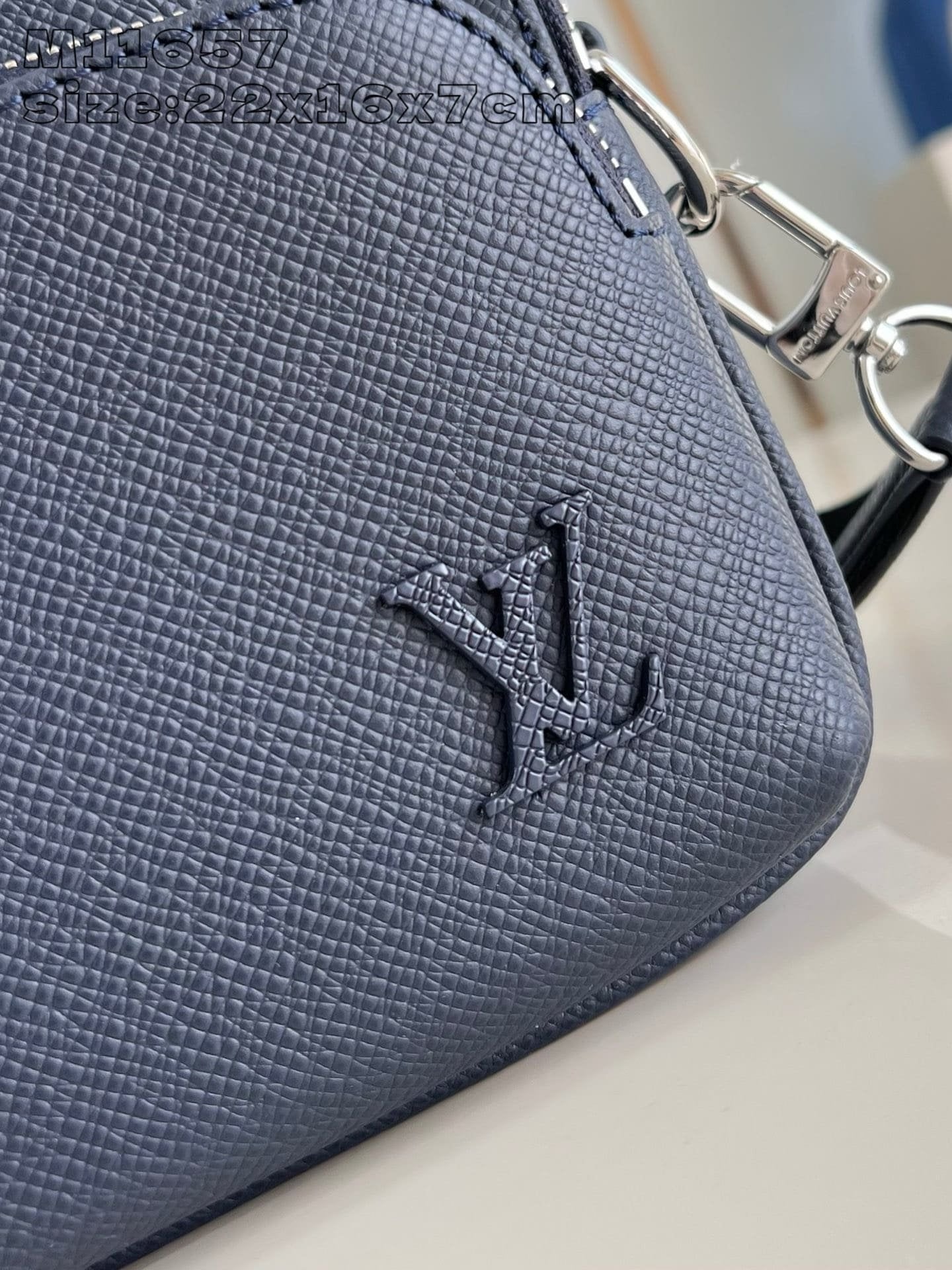 Louis Vuitton M11657 Avenue Messenger
