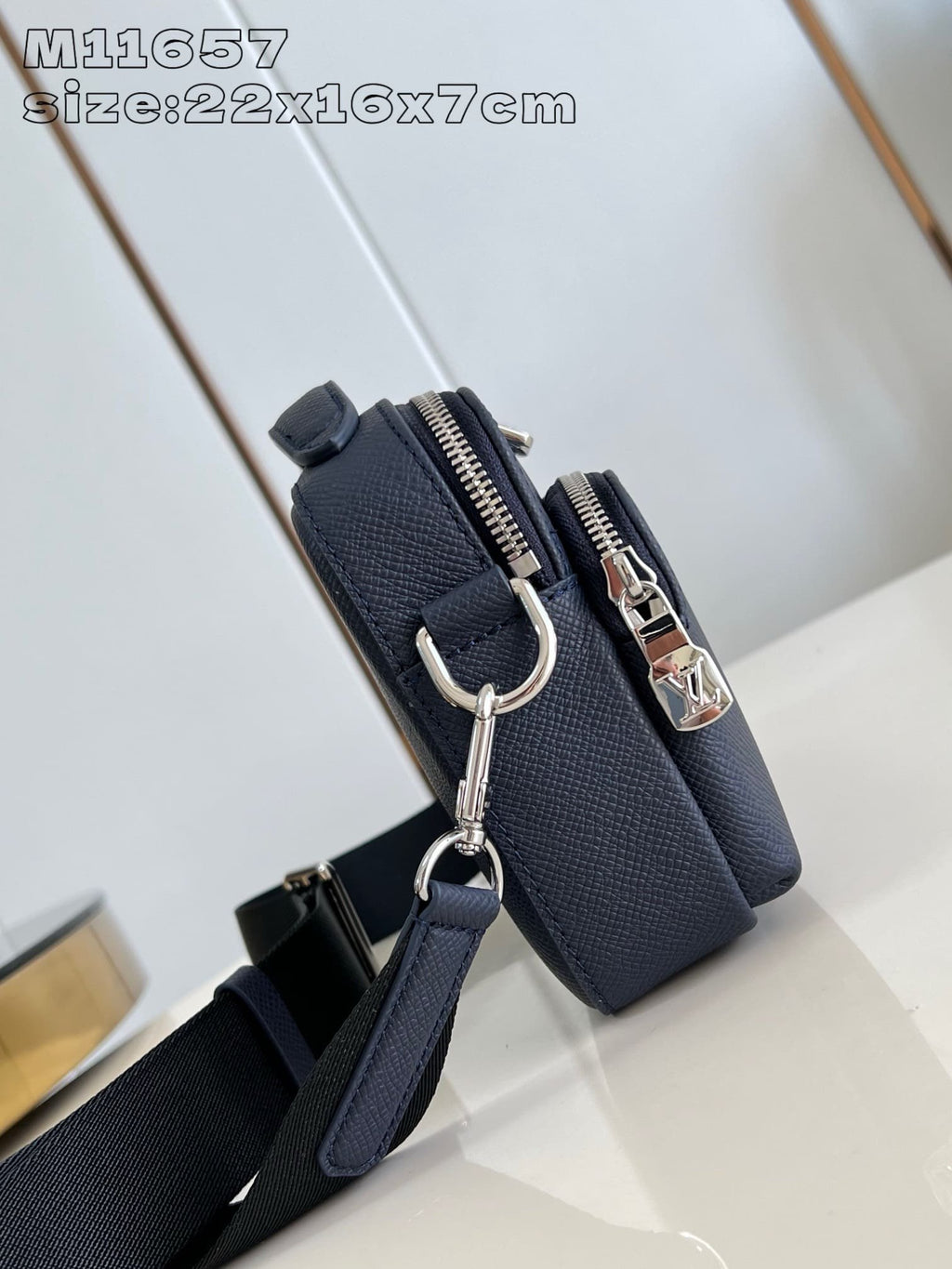 Louis Vuitton M11657 Avenue Messenger