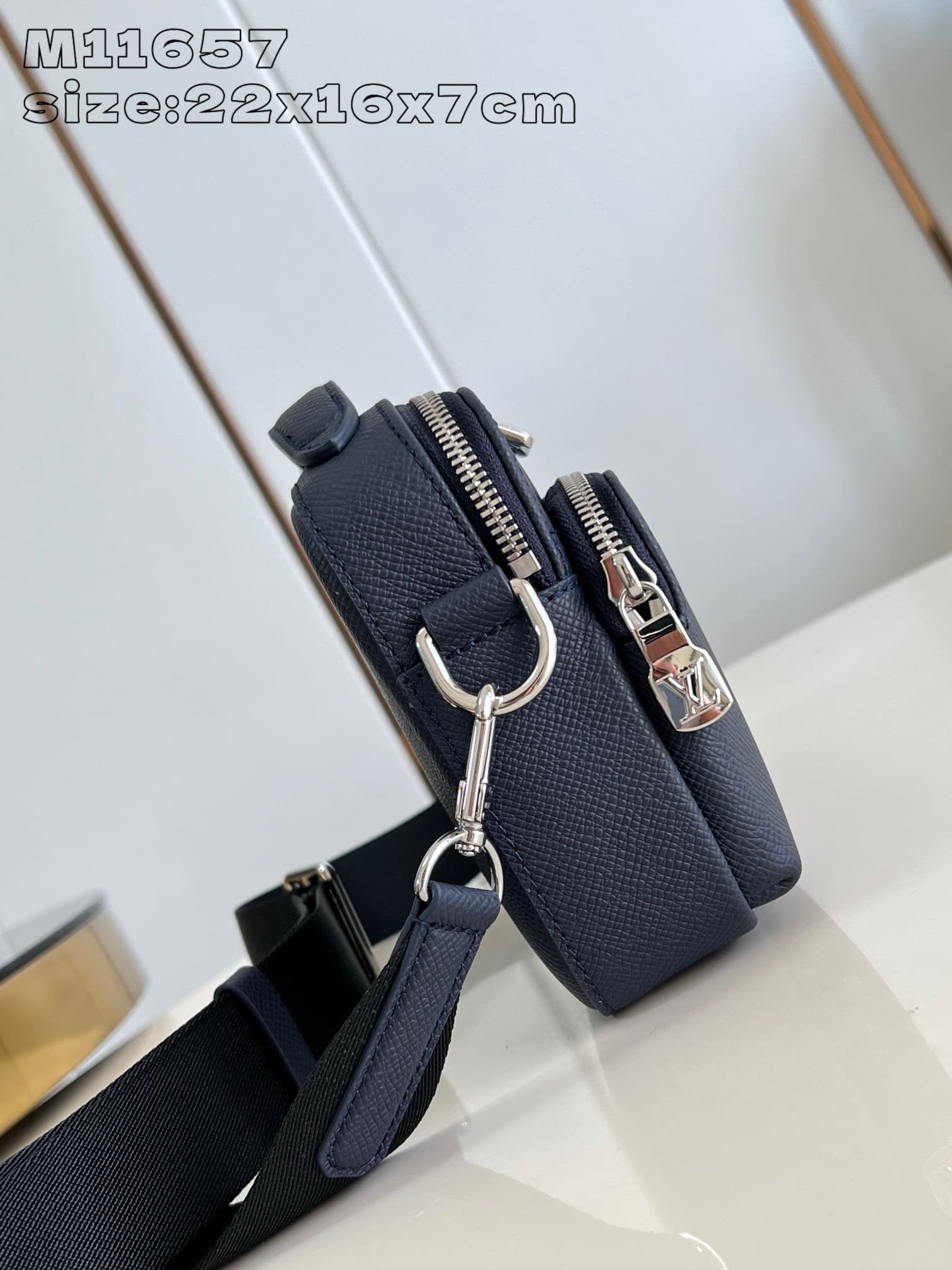 Louis Vuitton M11657 Avenue Messenger