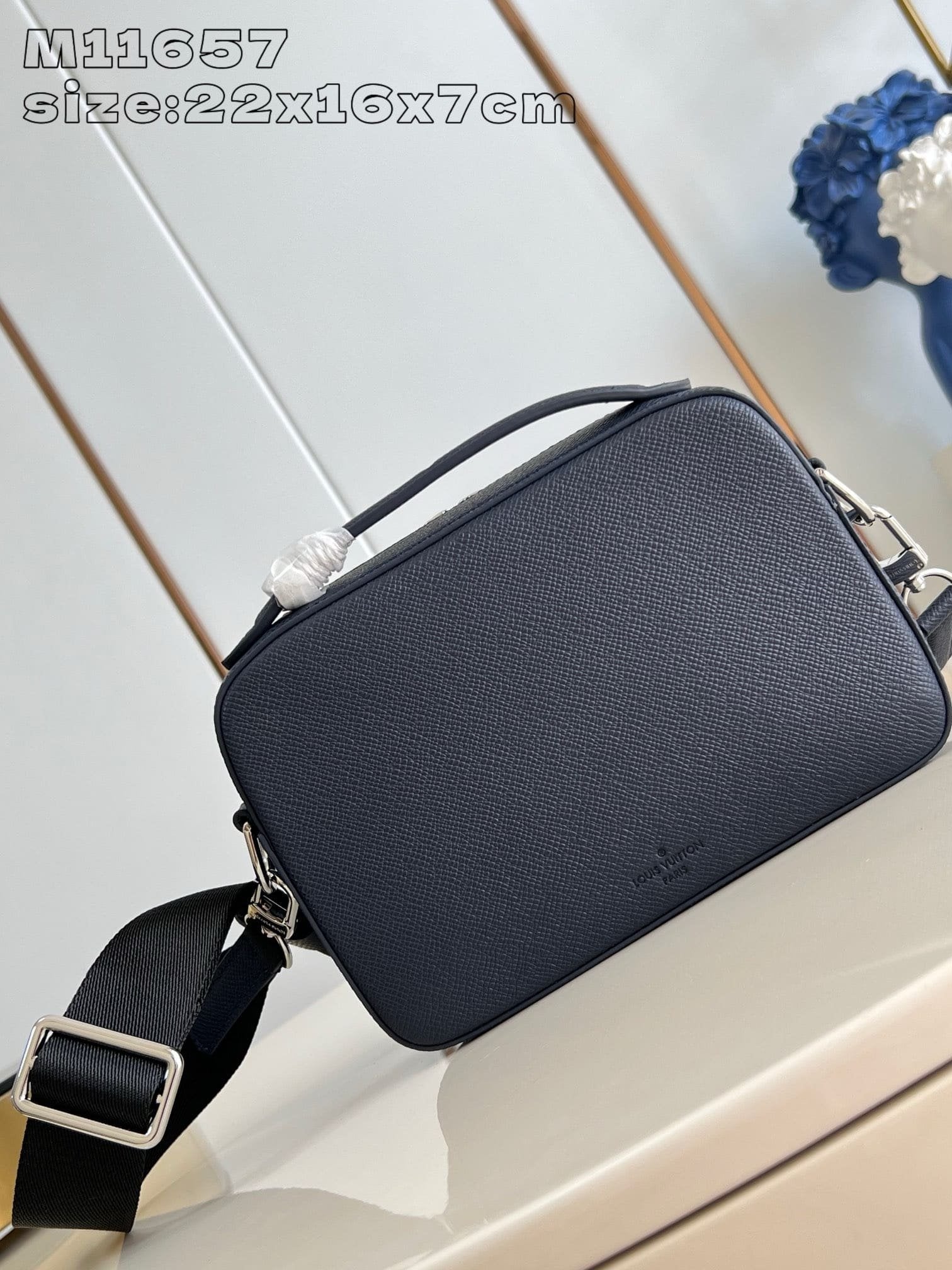 Louis Vuitton M11657 Avenue Messenger