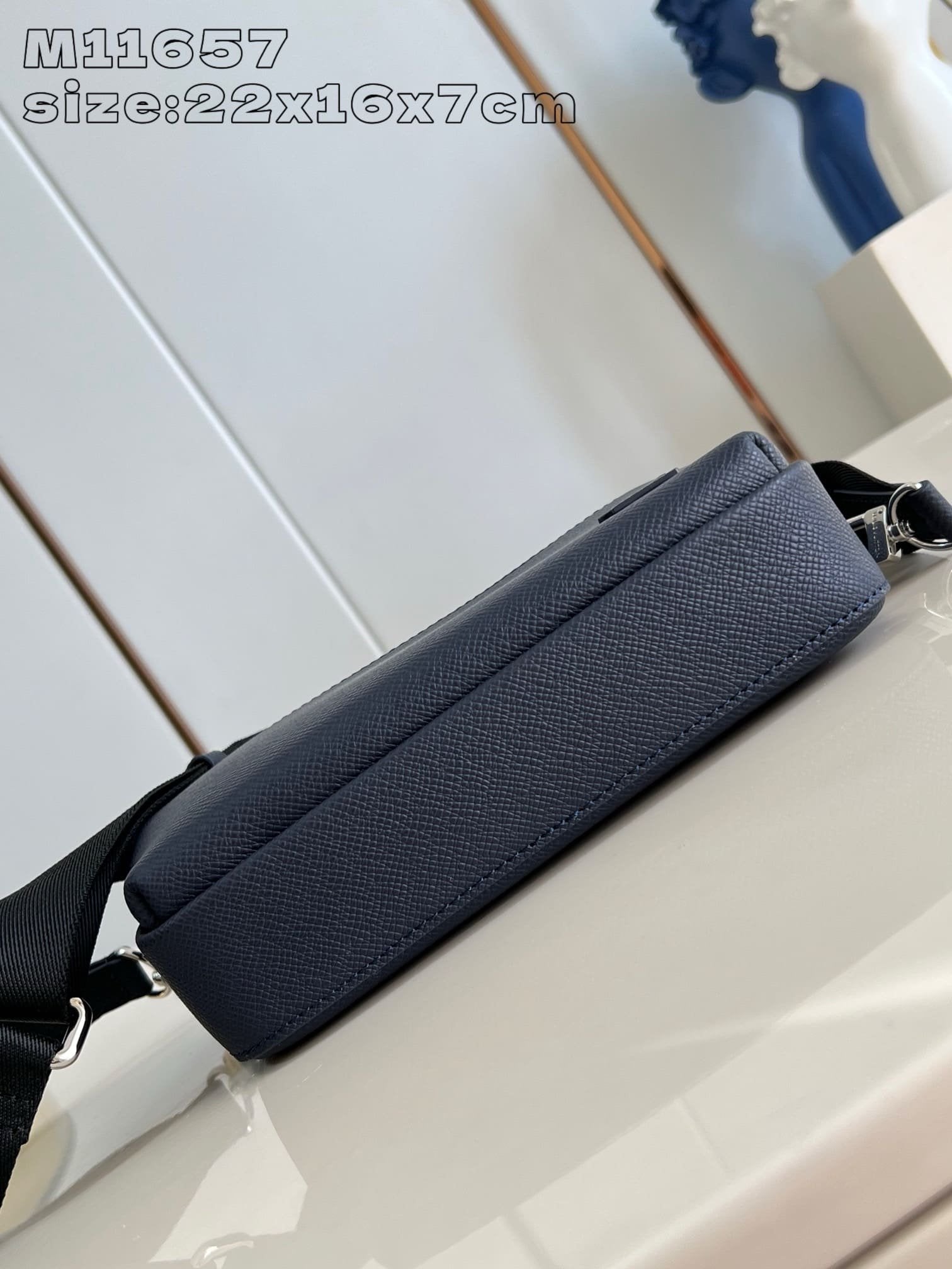 Louis Vuitton M11657 Avenue Messenger