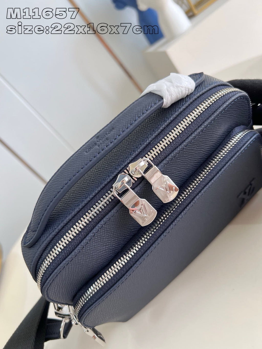 Louis Vuitton M11657 Avenue Messenger