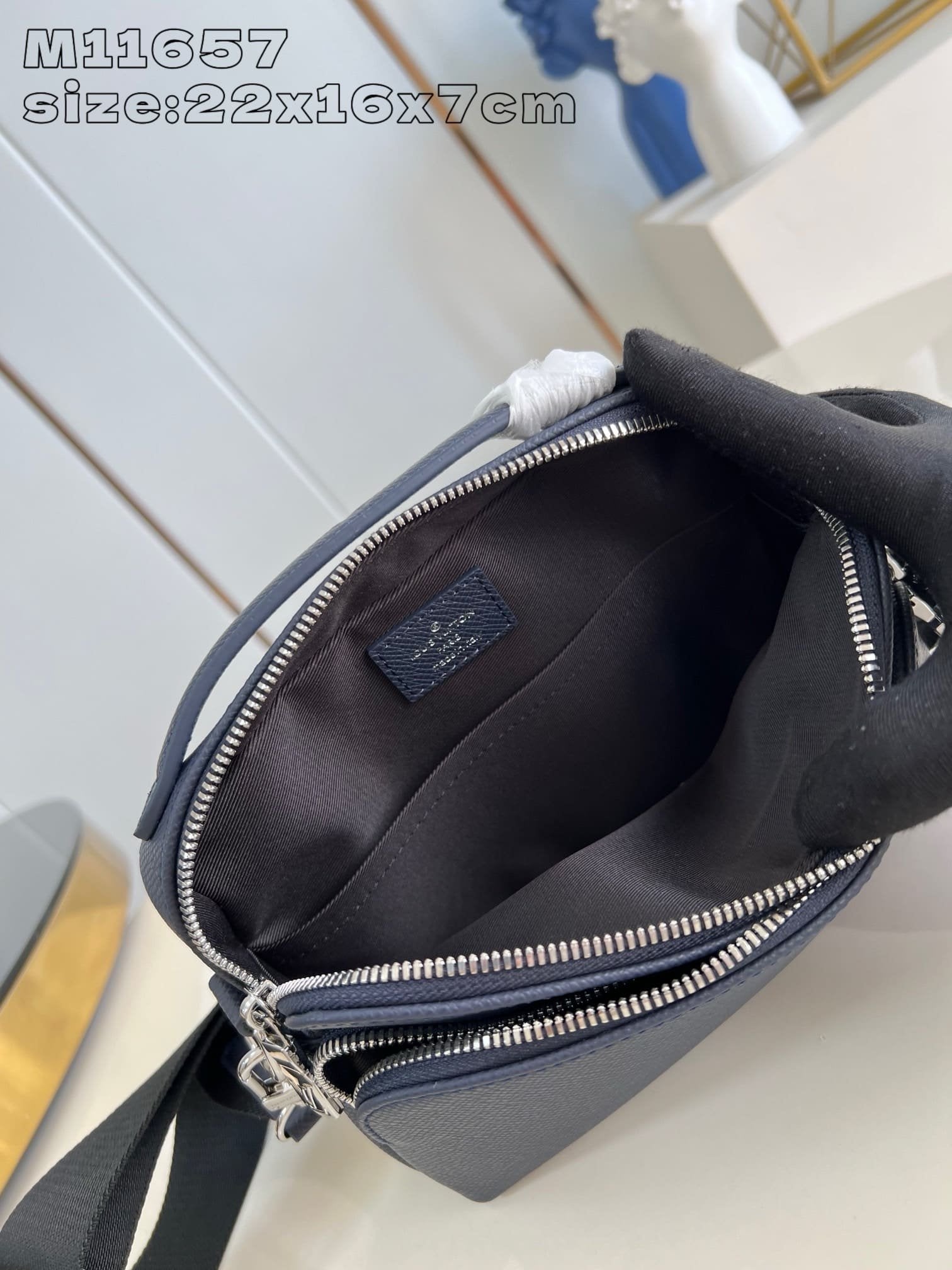 Louis Vuitton M11657 Avenue Messenger