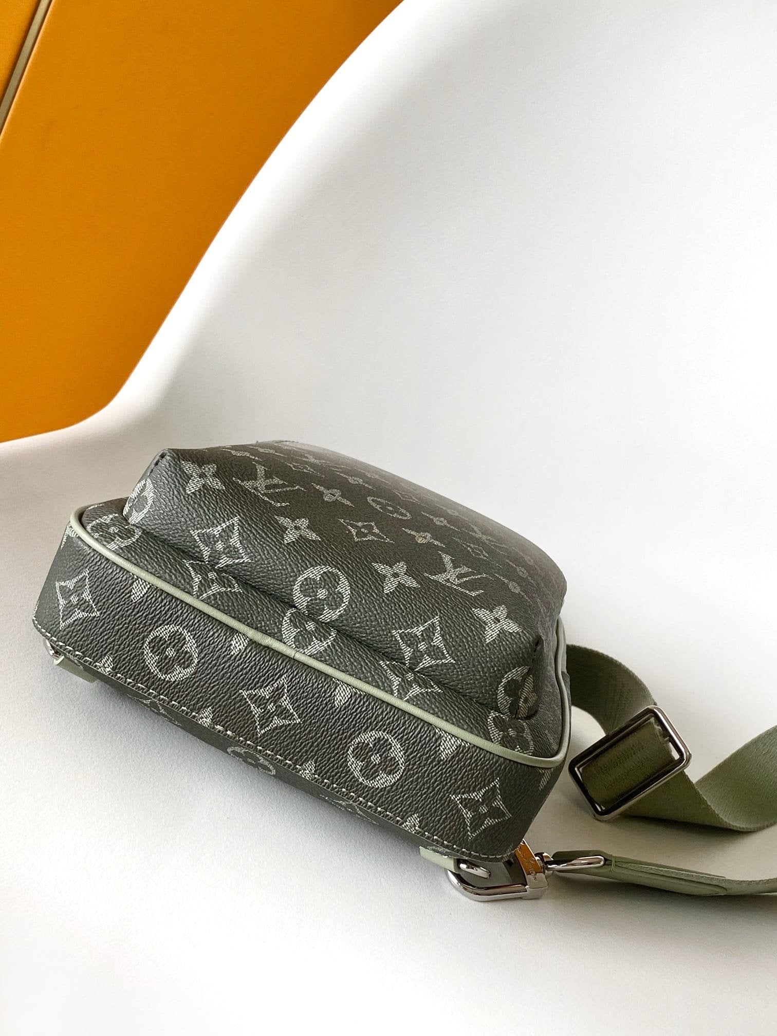 Louis Vuitton M11702 Avenue Slingbag