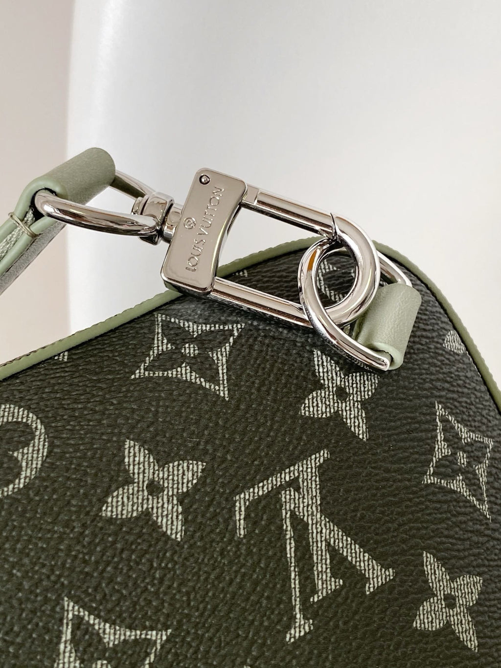 Louis Vuitton M11702 Avenue Slingbag