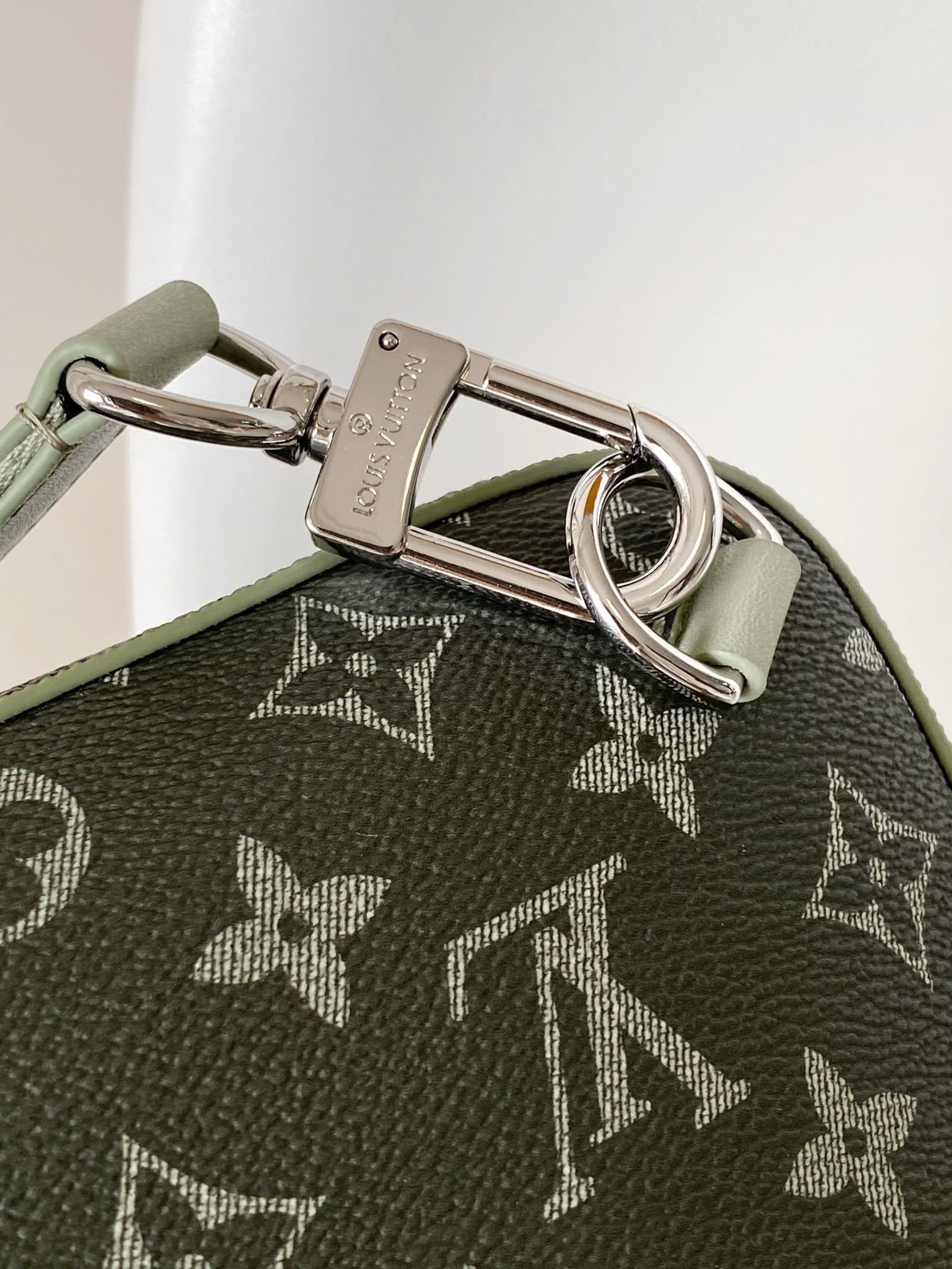 Louis Vuitton M11702 Avenue Slingbag