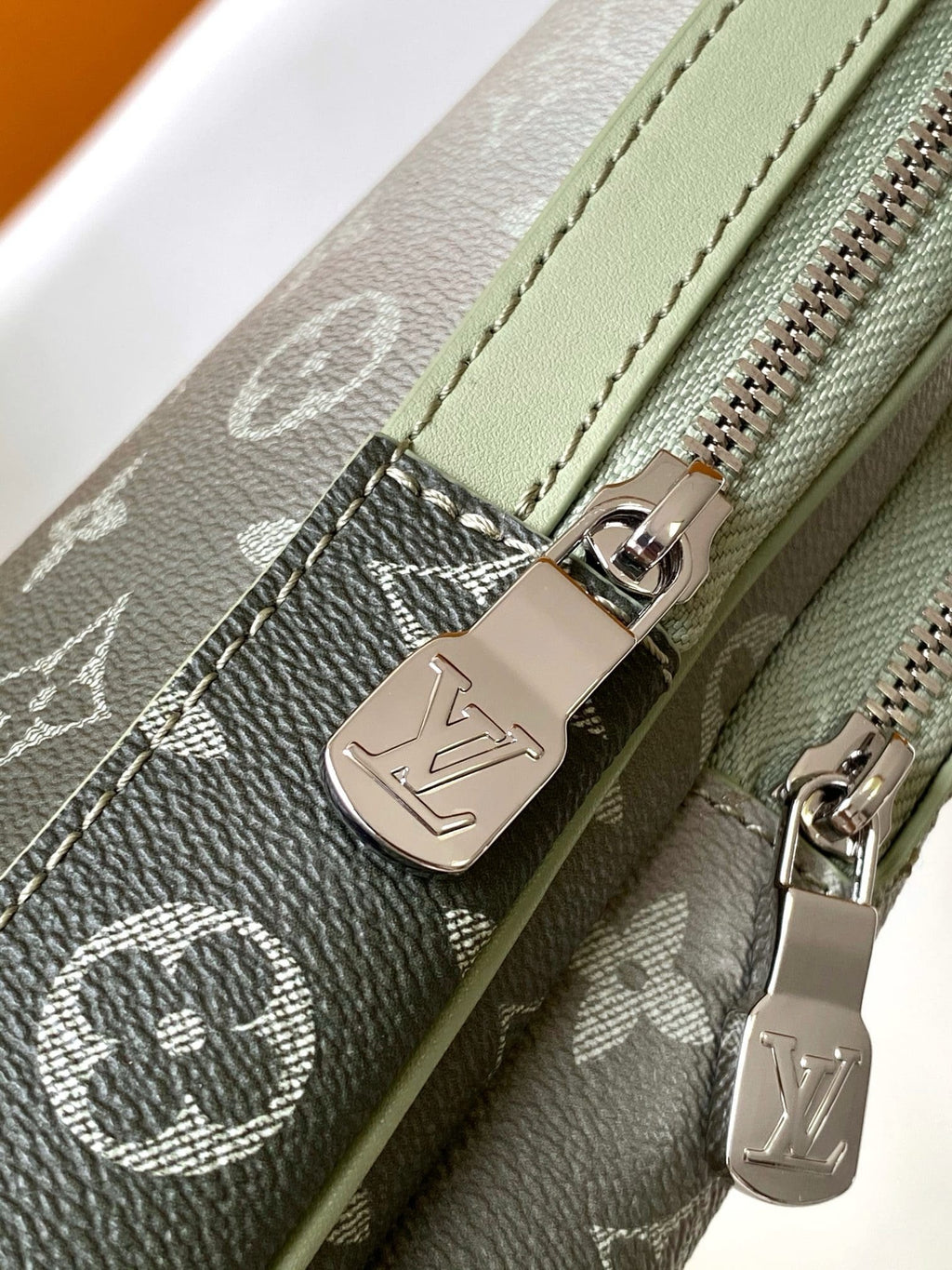 Louis Vuitton M11702 Avenue Slingbag